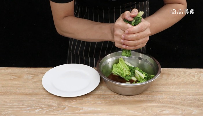 东北腌酸菜做法步骤：4