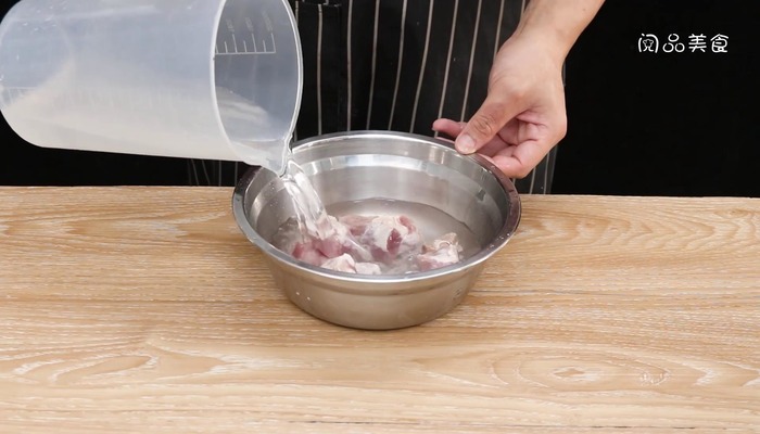 番茄排骨汤做法步骤：2