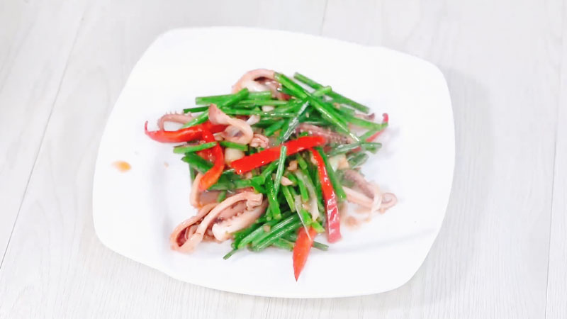 韭菜花炒鱿鱼做法步骤：9