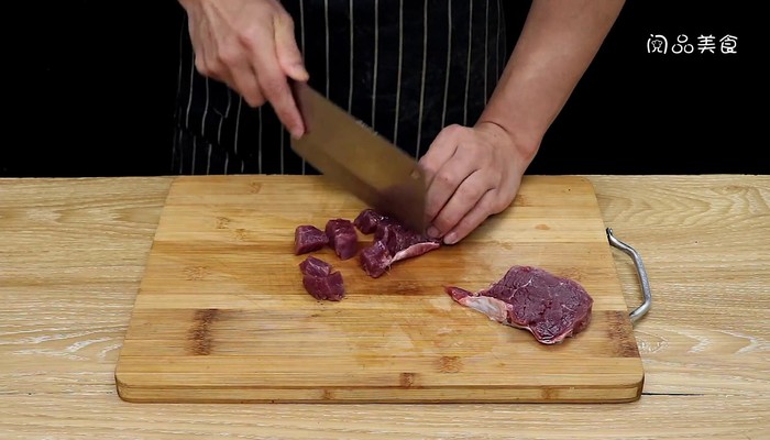 牛肉炖柿子做法步骤：2