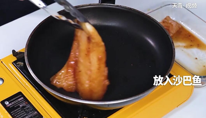 香煎沙巴鱼做法步骤：4