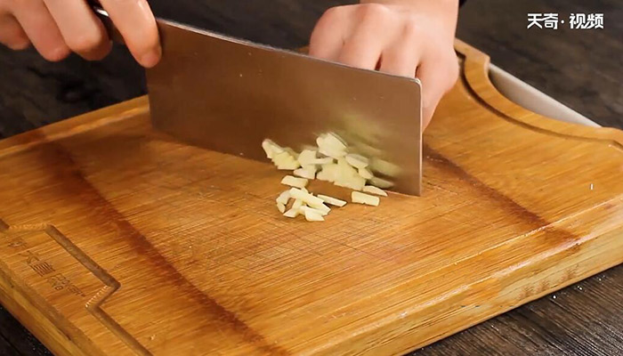 小葱米椒铺盖虾做法步骤：1