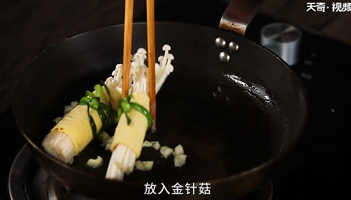 豆皮金针卷做法步骤：9