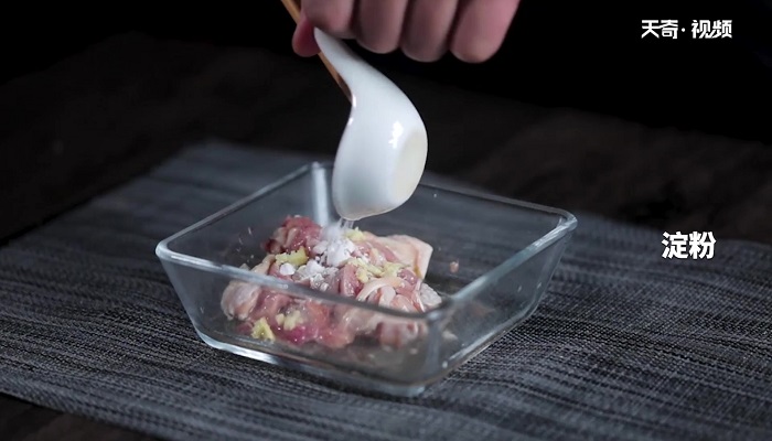 秋葵鸡丁做法步骤：3