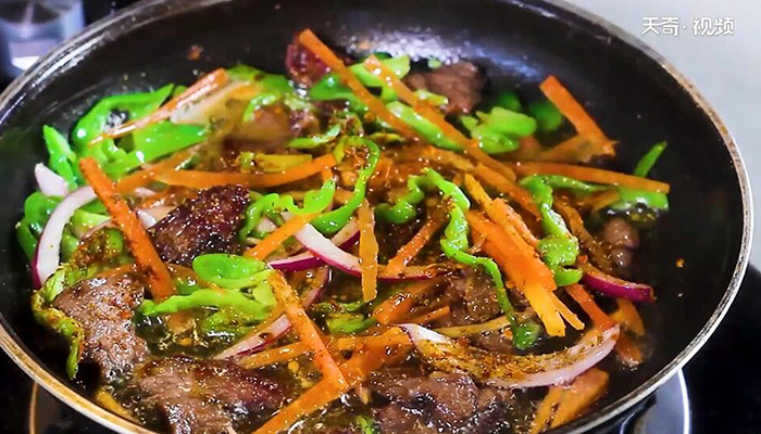 孜然牛肉炒面做法步骤：8