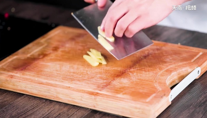 双椒耗儿鱼做法步骤：4